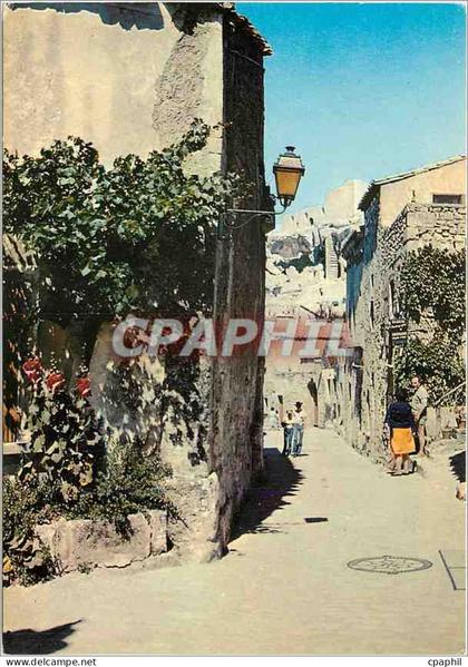CPM Les Baux de Provence Vieille rue au Lointain le Chateau sur son roc