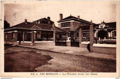 CPA Les MUREAUX - Les Nouvelles Écoles. Les Classes (359110)