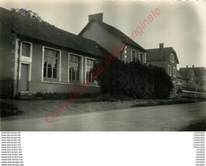 86.  LES TROIS MOUTIERS .  Groupe Scolaire .