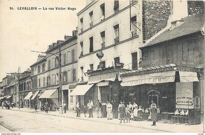 CPA Levallois Perret La Rue Victor Hugo