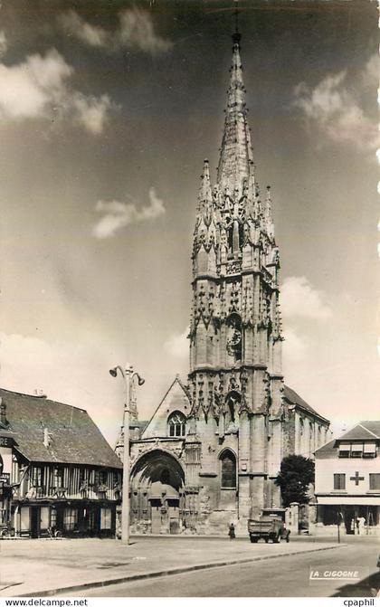 CPA Lillebonne l'eglise clocher et Portail XVI siecle Croix Rouge