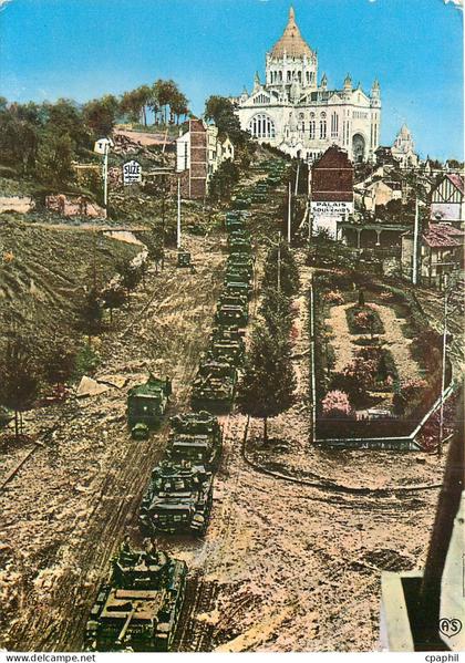 CPM Lisieux Calvados Entree des Troupes Alliees a Lisieux Militaria