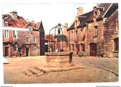 29  Locronan  Le vieux puits et les maisons Renaissance
