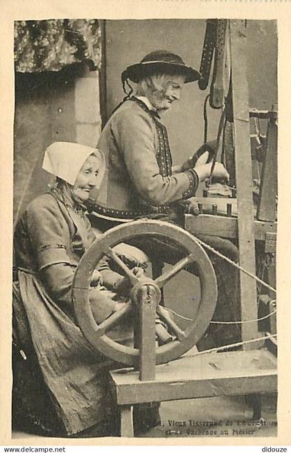 Carte Postale Ancienne - 29 - Locronan - Vieux Tisserand de Locronan et sa Guébenne au Métier - Animée - Folklore - CPA