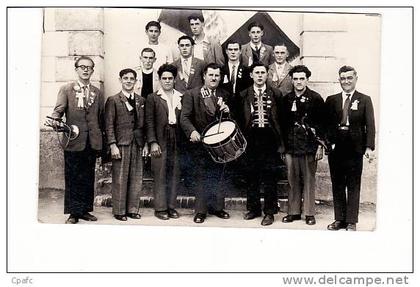 carte PHOTO 1920 ? ENVIRON FANFARE OU HOMMAGE AUX COMBATTANTS  ? A LOUE