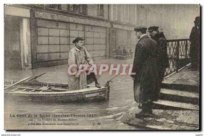 Maisons Alfort CPA Crue de la Seine janvier 1910 Un vicaire de Maisons Alfort prte son concours aux sauveteurs TOP
