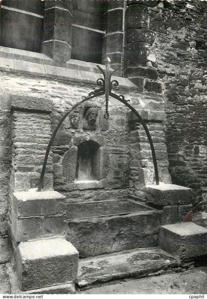 CPM Malestroit (morbihan) puits du xiii siecle remarquable tete de christ trouvee au fond