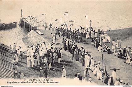 Mayotte - DZAOUDZI - La population attendant l'arrivée du gouverneur - Ed. John B. (John Baptiste) 5