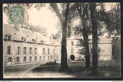 CPA Menucourt, Le Château, Cour intérieure