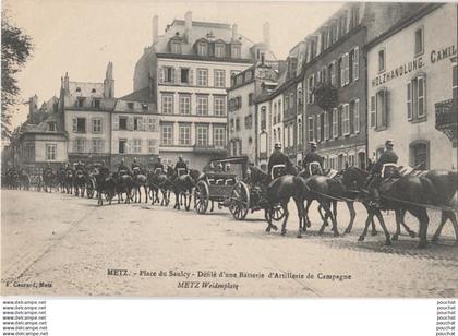 J20- 57) METZ - PLACE DU SAULCY - DEFILE D'UNE BATTERIE D'ARTILLERIE DE CAMPAGNE - PARADE - (2 SCANS)