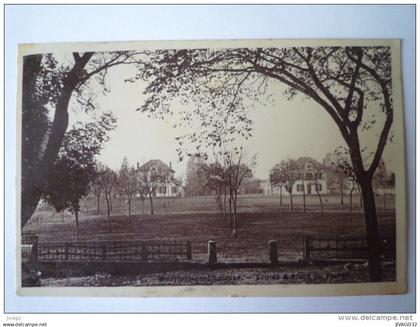 MONTFORT-EN-CHALOSSE  (Landes) :  ECOLES  &  Place du  FOIRAIL