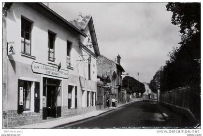 D95 - Cpsm -  MONTLIGNON - HOTEL TABAC RESTAURANT  "A  L'AMBASSADE D'AUVERGNE