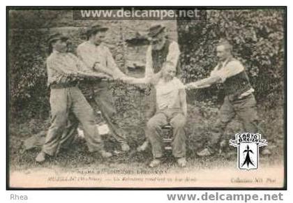 56 Muzillac - 192  MUZILLAC (Morbihan) - Un Rebouteux remettant un bras démis - cpa