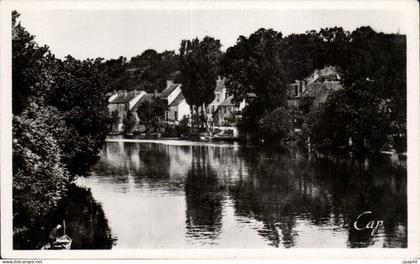 Nemours - Une vue sur le Loing - CPA