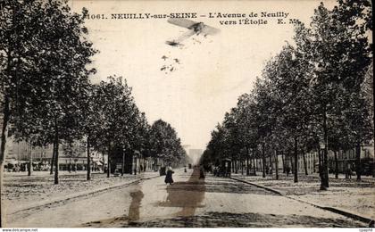 CPA Neuilly sur Seine L'avenue de Neuilly vers l'etoile Avion Aeroplane