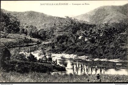 CPA Neukaledonien, Einheimische beim Baden, Landschaftsansicht