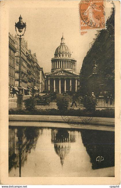 CPA Paris Le Pantheon et la rue Soufflot Pantheon sud Soufflet Street