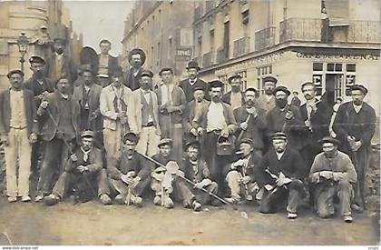 CPA Paris carte photo Café de la Renaissance 20 Bld Saint-Martin ref annuaire 1214 - Ouvriers Paveurs