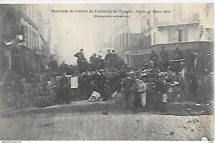 CPA Paris Barricade de l'entrée du Faubourg du Temple Paris 18 Mars 1871