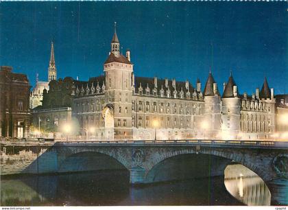 CPM Paris la nuit La Conciergerie et la Fleche de la Sainte Chapelle
