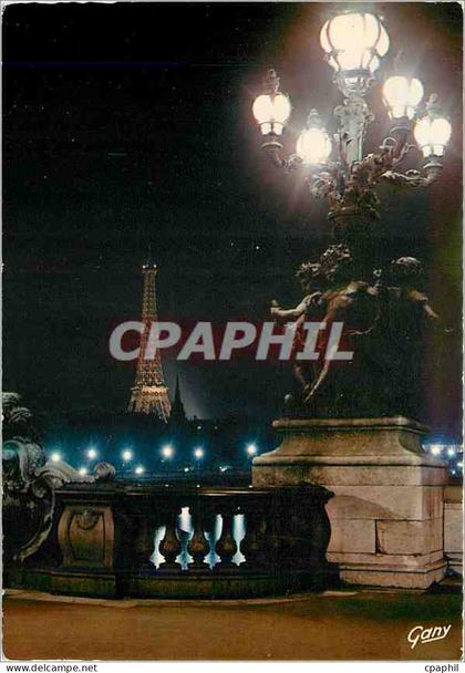 CPM Paris La Nuit la Tour Eiffel vue du Pont Alexandre III