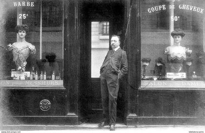 D64 PAU < CARTE PHOTOGRAPHIE D'UNE ECHOPPE DE COIFFEUR située a  à pau (sans autre précision)