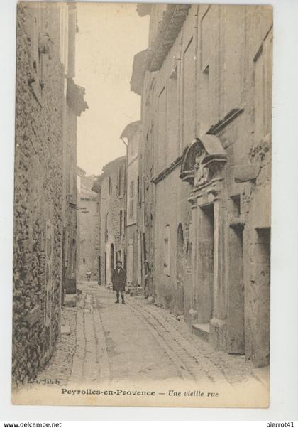 PEYROLLES EN PROVENCE - Une vieille rue