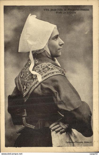 CPA Plougastel Daoulas Bretagne Jeune fille Folklore