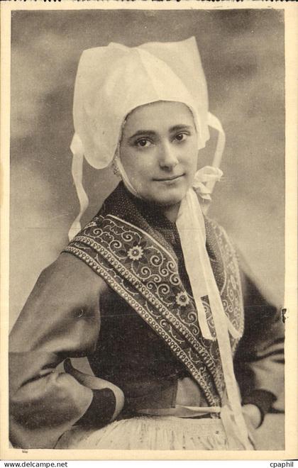 CPA Plougastel Daoulas Jeune fille Etude des coiffes de Bretagne Folklore