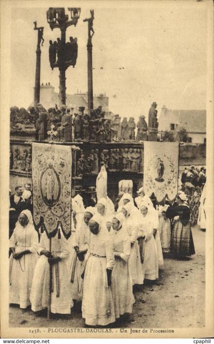 CPA Plougastel Daoulas Un Joar de procession Folklore Costume
