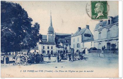 Le Poiré sur Vie : la place de l'église un jour de foire