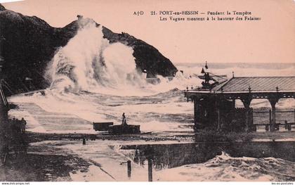 14 PORT EN BESSIN HUPPAIN PENDANT LA TEMPETE