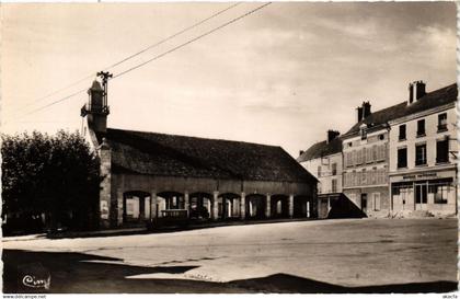 CPA PUISEAUX La Halle (607776)