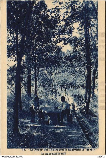 CPA Realville Le repos dans le parc FRANCE (1094838)