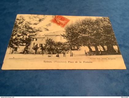 84/. Robion place de la fontaine