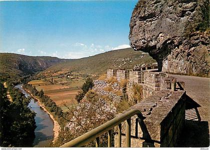 Carte Postale - 82 - Saint Antonin Noble Val - La Route Touristique surplombant la Vallée de I'Aveyron aux environs de S