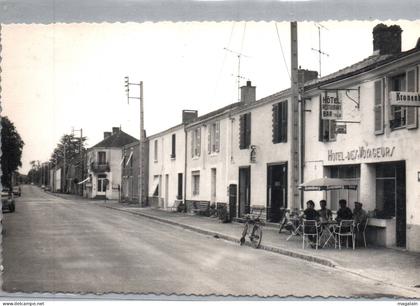 St Florent des Bois : la rue principale (cpsm)