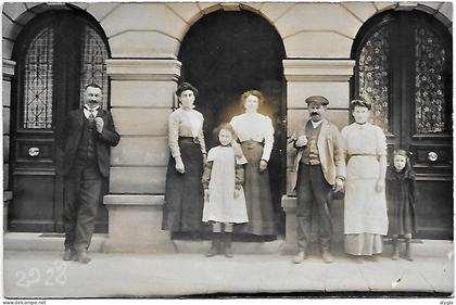 74 - Saint-Gervais-les-Bains - groupe de personnes devant la mairie - dos non écrit