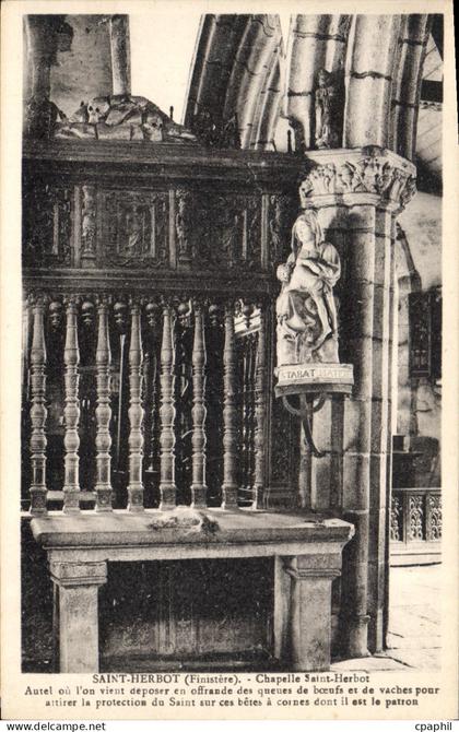CPA Saint Herbot Finistere Chapelle Saint Herbot Autel ou l'on vient deposes en offrande des Queues