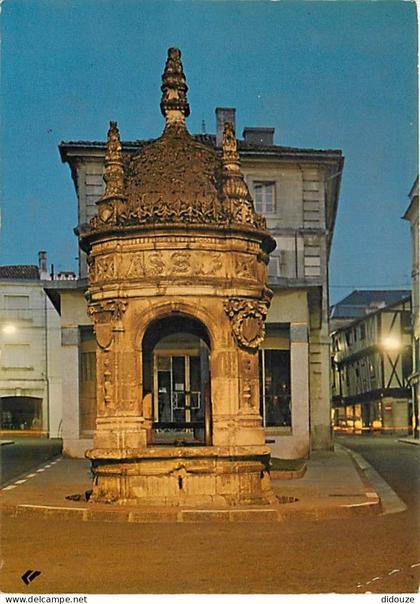 17 - Saint Jean d'Angély - Fontaine du Pilori - Etat pli visible - CPM - Voir Scans Recto-Verso
