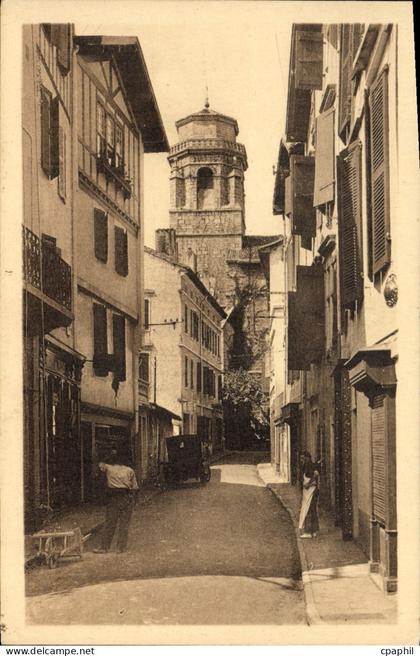 CPA Saint Jean de Luz Rue Saint Jean et le Clocher de l'Eglise