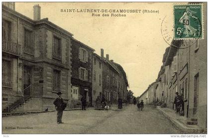 CPA(69)  SAINT LAURENT DE CHAMOUSSET rue des roches (etat moyen)