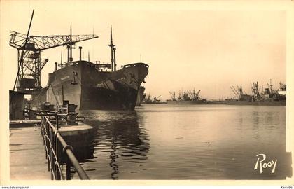 st nazaire * bateau bateaux WASHINGTON & WINNIPEG cargo commerce , le port vu des chantiers de penhoet * grue