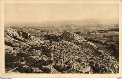 CPA Saint Remy de Provence Le plateau des Antiquites vu des Alpilles