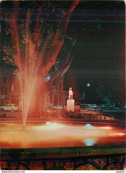 CPM Salon de Provence (B du R)et ses illuminations au fond la statue de Nostradamus