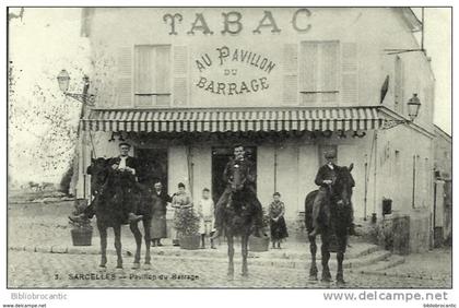 D95 - SARCELLES - TROIS CAVALIERS DEVANT LE TABAC  AUBERGE "AU PAVILLON DU BARRAGE"