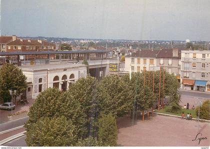 CPM Sartrouville (Yvelines) Place de la Gare