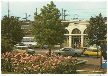 SARTROUVILLE LA GARE ( VOITURES  4 L -R 5 - DS AMI 6 - BUS ....)