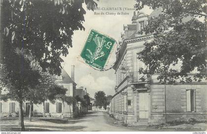 . CPA  FRANCE 86 " Scorbe-Clairvaux, Rue du champ de foiire  "