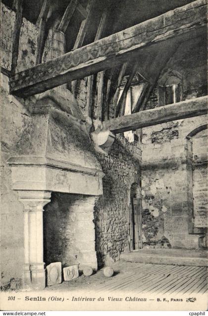Senlis CPA Interieur du vieux chateau